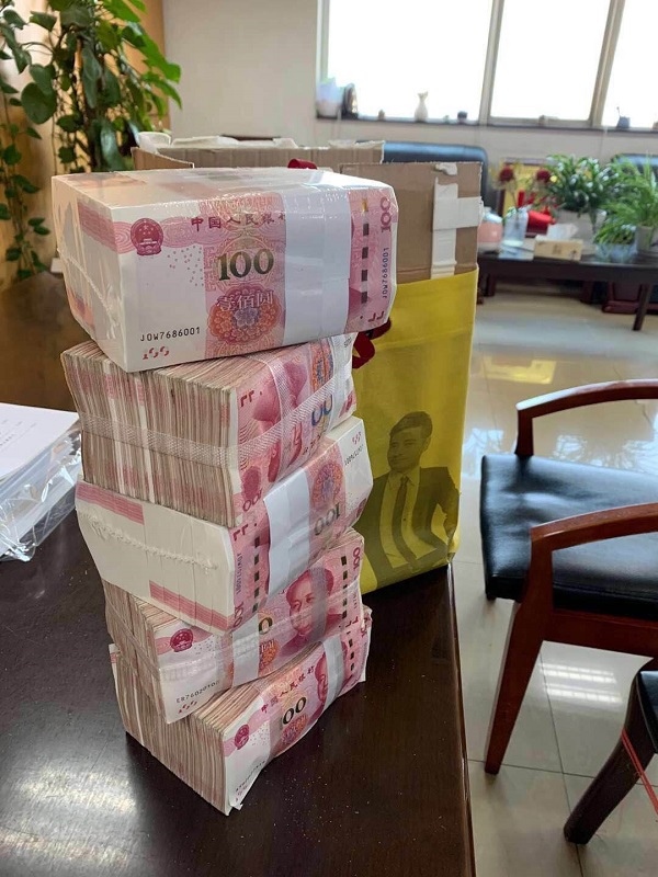 常州热心市民捐50万现金给武汉.