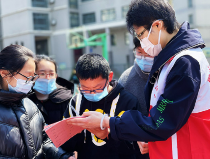 盐城市民在世界自闭症关注日开展响应蓝色之爱行动