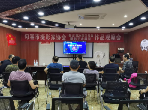 镜头测评：捕捉生活的色彩与瞬间