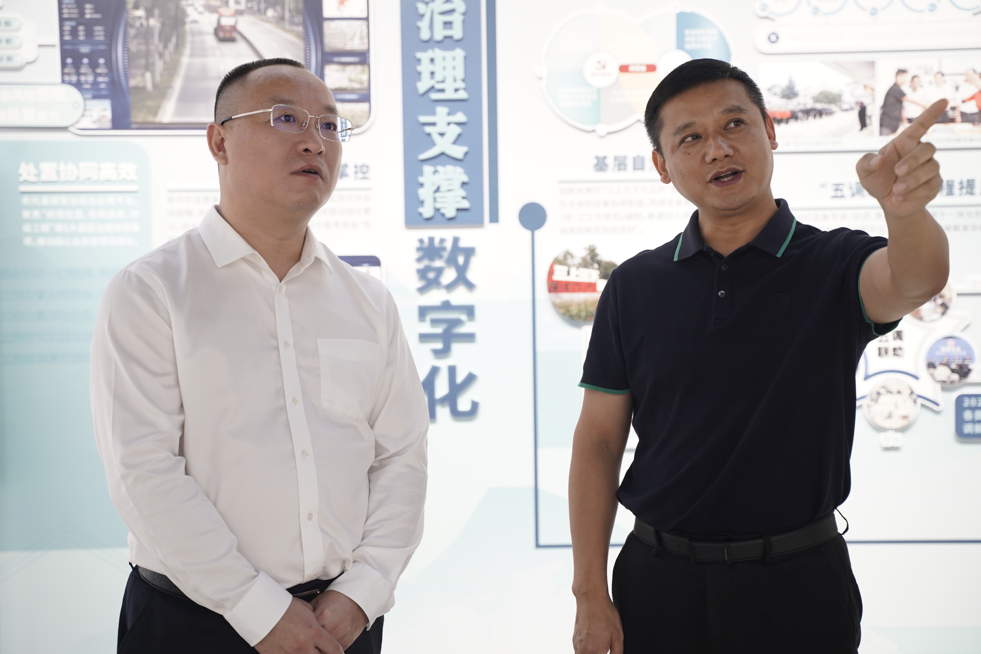 苏州高新区枫桥街道党工委书记叶其中（左）诸暨市枫桥镇党委书记傅海林（右）