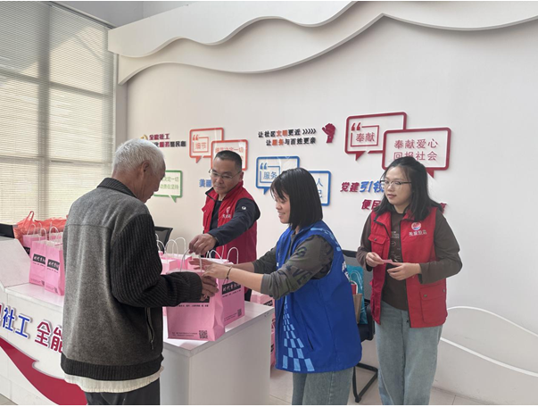 靖江市鼎和花苑社区开展“敬老爱老 情暖桑榆”主题活动_新华网江苏频道