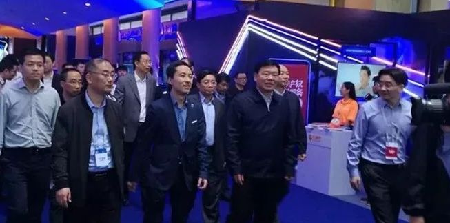 江苏省委书记娄勤俭考察“未来之城”主题展，并与院士专家座谈