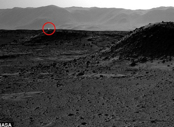 姚晨儿子陪小女孩玩耍<em>小妹妹</em>自顾自玩小脚丫