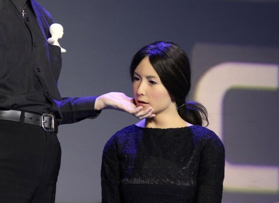 <em>日本美女</em>智能机器人现身全球移动互联网大会