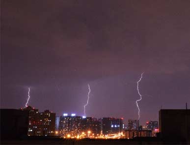 网曝:美大块头女模 靠与男人合影赚钱