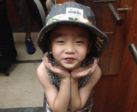 河南驻马店两千人齐跳广场舞 冒高温跳佳木斯