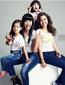 钟丽缇三个女儿录制节目 网友惊叹:明明是姐妹