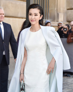 李冰冰亮相巴黎时装周 水绿色造型惊艳