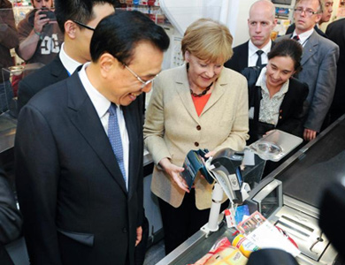 柳岩拍MV街头狂奔遇帅男搭救 红裙窈窕浪漫拥