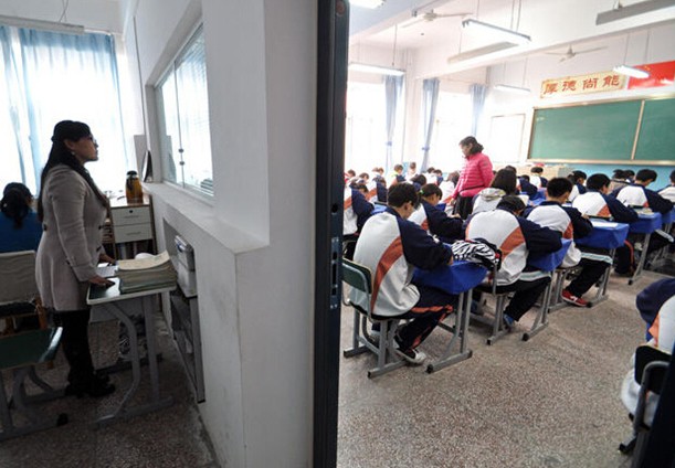 中学班主任教室后办公 站起来就能随时观察学生