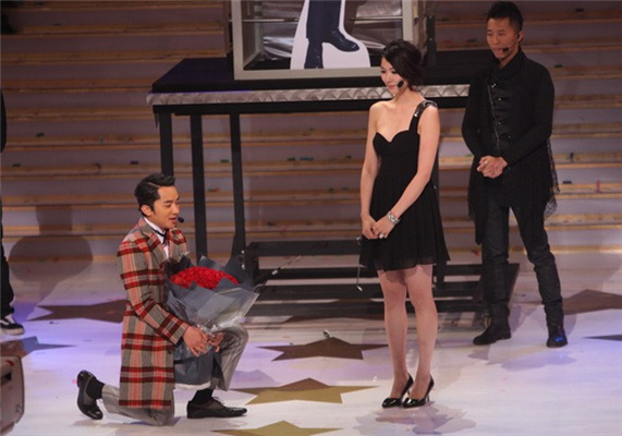 王祖蓝求婚成功获热吻 网友:相貌身高都是浮云