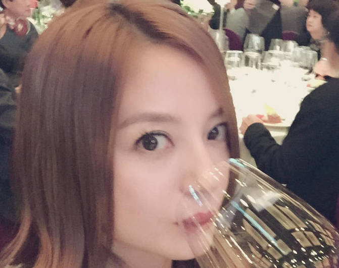  酒庄女老板赵薇现身品酒会 