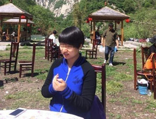 华山跳崖女主照片曝光 生活奢侈