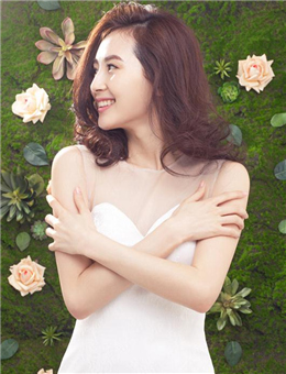 路晨清新唯美写真曝光 薄纱长裙尽显曼妙身材