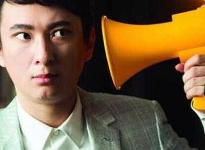 法拉利撞断大树车身断两截 车主称是借别人用