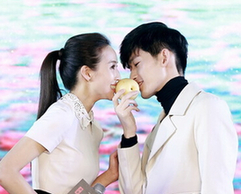张翰发布会被女星