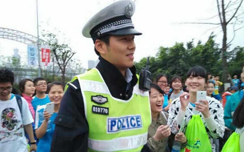 <em>秦昊</em>晒婚礼照示爱伊能静:感谢老婆付出的辛劳