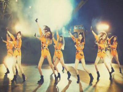 少女时代新歌MV预告片 扮工人跳热舞