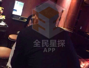 《复联2》红<em>女巫</em>写真 俏皮性感颜值超高_图片