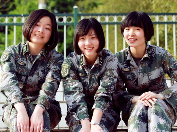 军中娇媚:解放军女兵春日写真