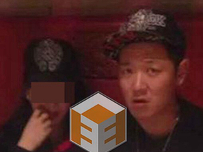 昆凌母亲节挺孕肚出席活动 期待宝宝到来_图片