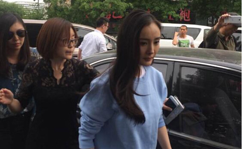  杨幂 现身派出所举报 不雅 视频_ 图片 频道_新华