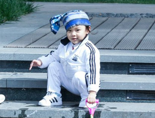 武汉首家萤火虫主题公园开放 引上万市民观赏