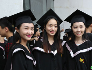 90后女孩由性感DJ变身花甲女神 引关注