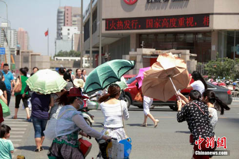 河南多地大风蓝色预警 出行市民风中凌乱