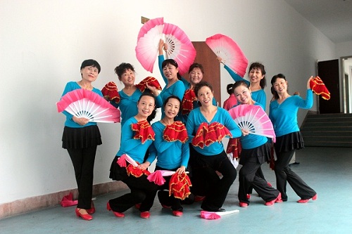 广场舞点燃激情 中融民信关注中老年人健康