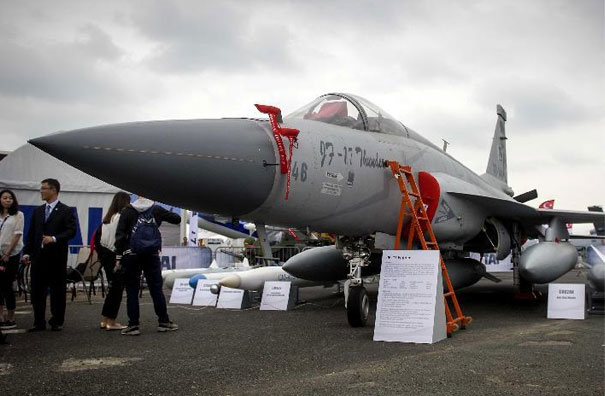 赵丽颖<em>俏皮</em>大片曝光 <em>编织</em>衫皮发带似嬉皮女郎