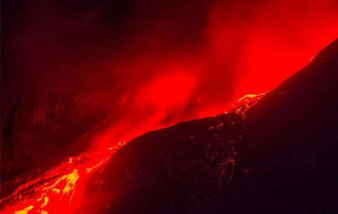 印尼锡纳朋火山猛烈喷发 红色岩浆迸溅民众逃离