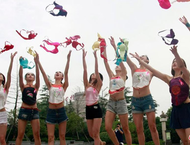 交通银行淮安分行组织包粽子比赛喜迎端午节