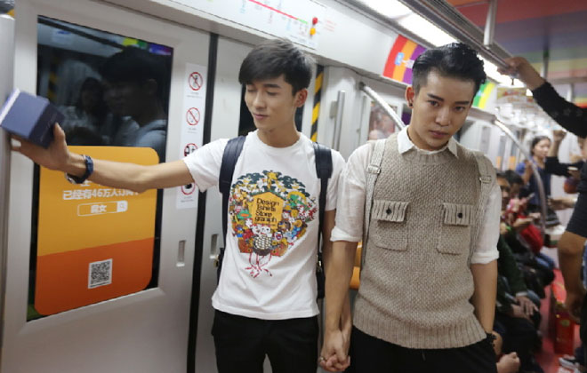北京彩虹地铁现男男求婚
