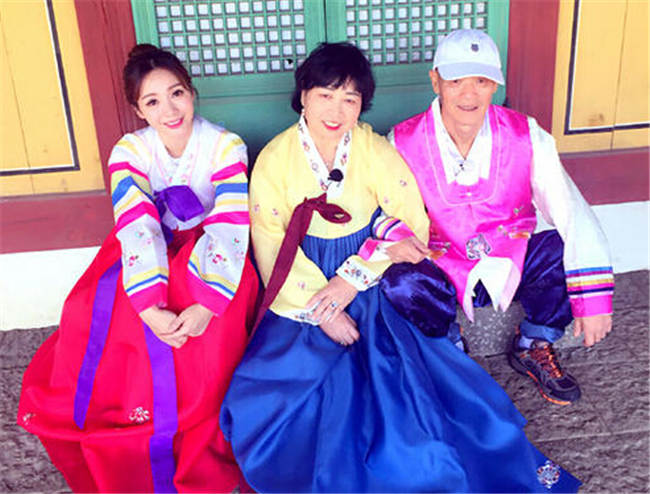 杨幂晒自拍只露半张脸 网友:感觉像斗鸡眼