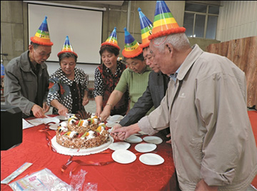 6位老人集体过生日