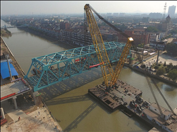 横林大桥主桥钢桁架完成整体吊装