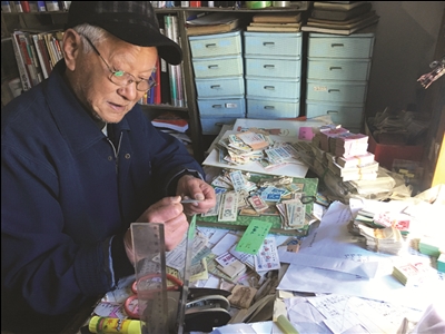 87岁王秋生捐出珍贵票证2500张