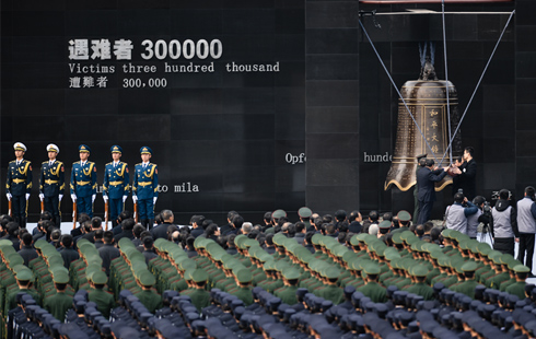 南京各界代表撞响和平大钟