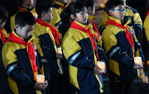 南京：“烛光祭”寄托哀思祈愿和平