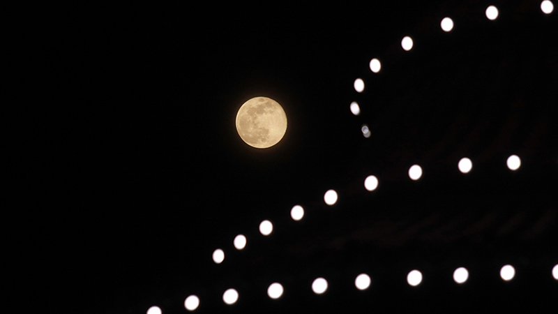 “超级月亮”现天宇 最是云开月明时