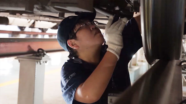 高溫下的勞動者| 動車“B超師”的日常