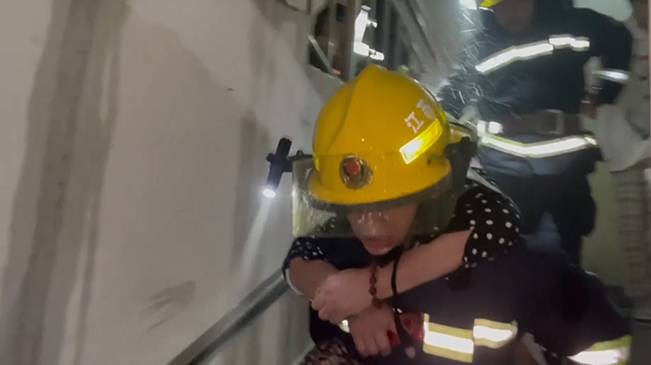 硬核！消防员18楼火场背下150斤老人后累瘫