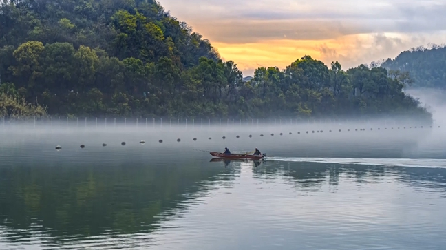 【“飞阅”中国】人间天上一湖水 雾气氤氲似仙境