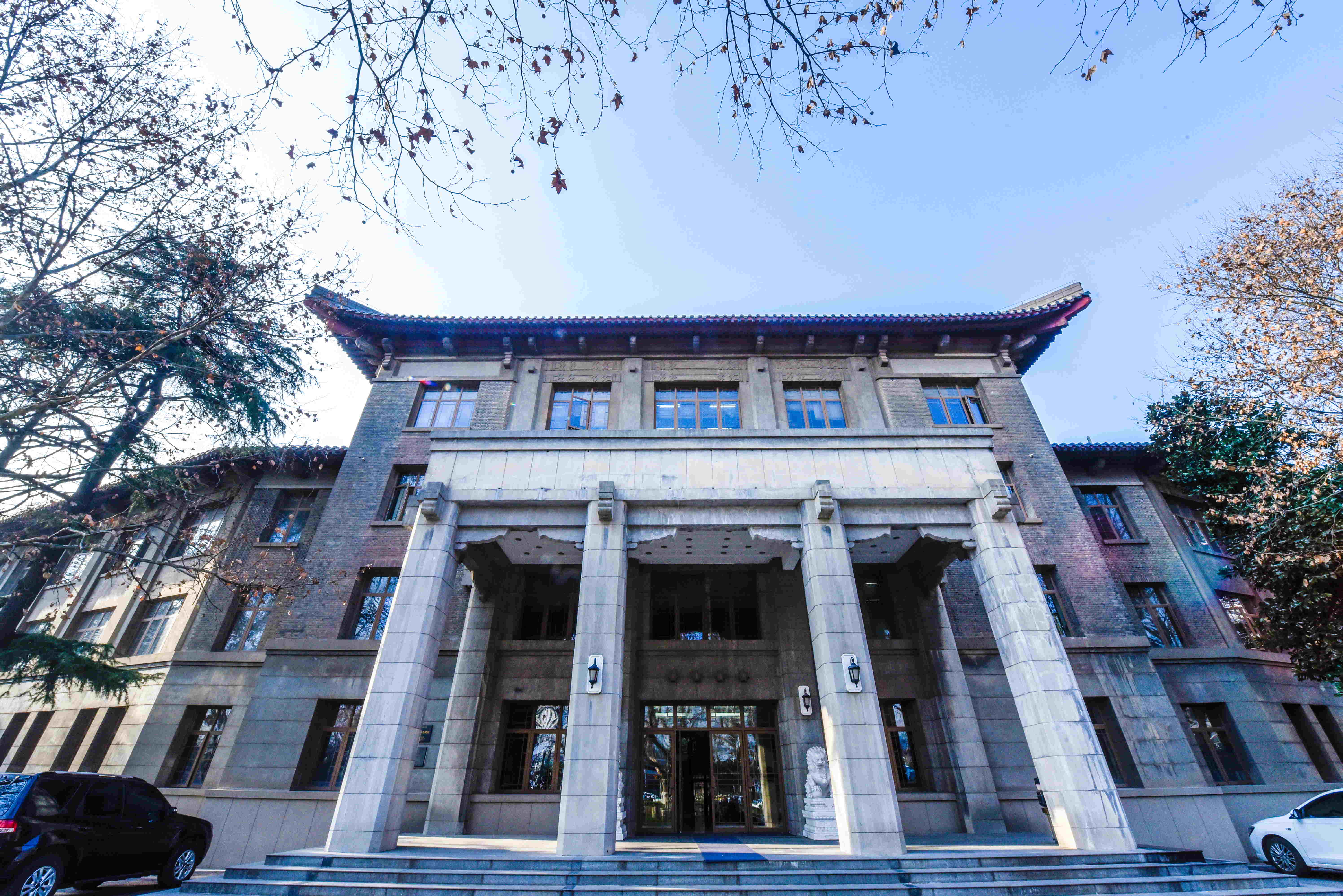 新华网：在今年的新生开学典礼暨思政第一课上，您号召南艺全体师生&ldquo;为人民而创作、而创造、而放歌&rdquo;。近年来，南京艺术学院如何抓好重大主题创作，推进文艺理论创新，建设文化服务品牌，在江苏文化强省建设的新征程中，发挥高等艺术教育的重要作用？