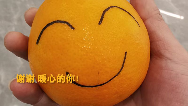 营业厅小伙买光老人的水果 网友：冬日里的“双向温暖”真好！