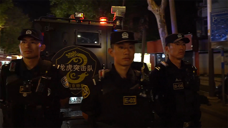 致敬，警服下的英雄本色
