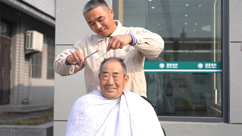 二月二来临，电力工人化身爱心理发师，免费为留守老人剪发