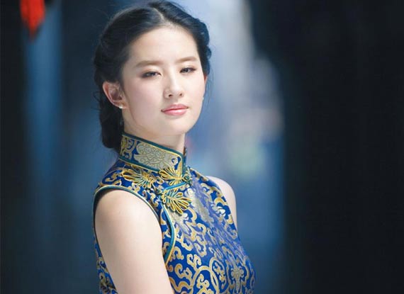 <em>芙蓉姐姐浓妆</em>艳抹扮花旦 露香肩秀豪乳惊艳励