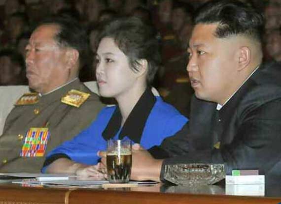 金正恩携夫人观看朝鲜军队舞蹈表演